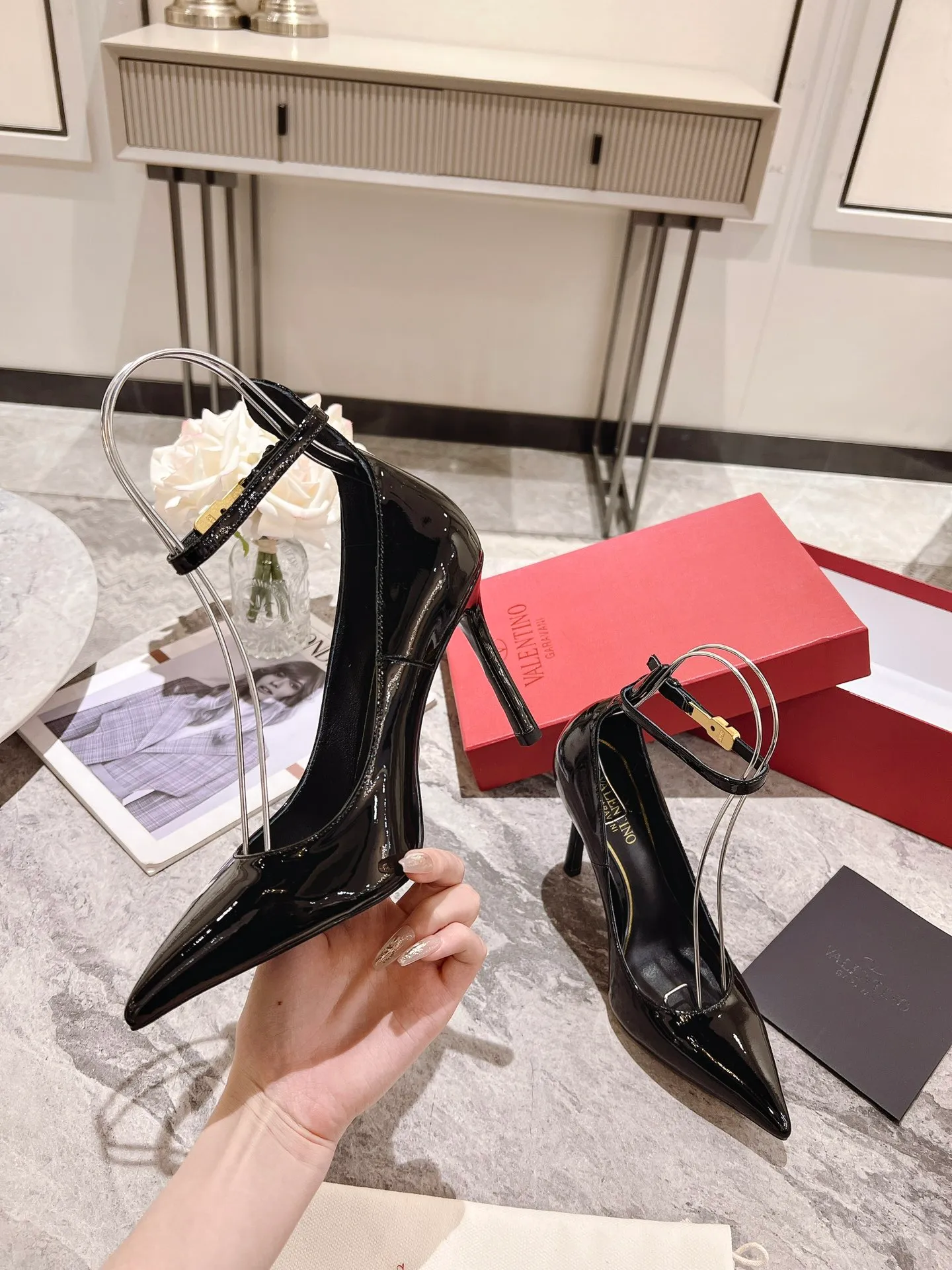 👟👟Ex-factory price 440👟👟 Genuine leather sole +40 Top version 𝑉𝐴𝐿𝐸𝑁𝑇𝐼𝑁𝑂 Valentino new spring and summer women's 6⃣️color patent leather shoes. Unique (small V-label buckle) hardware brings out a full sense of high-end, and the new season will live up to expectations! Worth buying ★ Qipi is absolutely high-grade ❥Original method, absolutely sensual ❥Elegant style, creating a different feeling, simple and elegant style!  Code number: 35-41 (34-42 customized) Fabric: Imported patent leather Lining: Sheepskin lining Heel height: 7cm-10cm2⃣️Various heel height options Leather outsole Rubber outsole